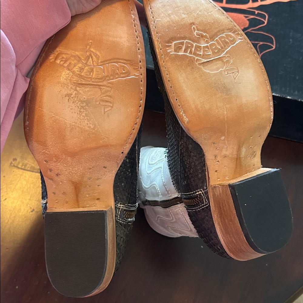 Freebird women’s 8 Warwick Olive python multi. Ne… - image 5